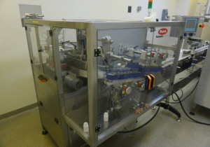 Aesus e Pharma Packaging Systems Linea di imbottigliamento compresse/capsule completamente automatica