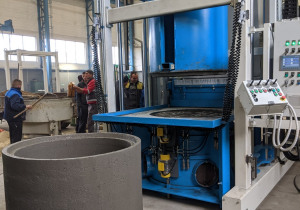 Mobile machine for the production of large concrete rings and pipes SUMAB E-12L