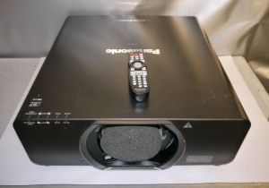 Used Panasonic PT-DZ110XE 3 Chip DLP 10,600 Ansilumen WUXGA Event Projector 165h jh