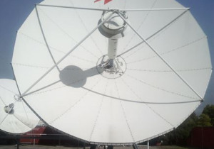 Antena de estación terrena motorizada Andrew 7.3M C/Ku-Band Linear Rx Only usada