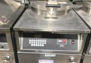 Fritadeira elétrica usada BKI FKM-F 75 lb Fritadeira de frango de pressão elétrica - 280v/3ph