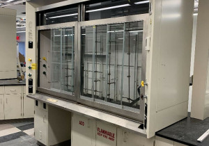 Used Mott 7′ Chemical Lab Fume Hood Ducted w/ Bench