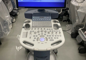 Sistema de ultrasonido en vivo GE Voluson S8 BT18 HD usado con sonda RAB6-Rs