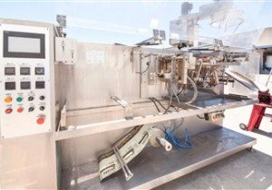 Máquina de embalagem horizontal Develop MC BS-130 usada com enchimento de broca