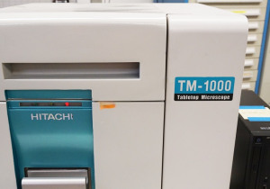 Hitachi TM1000 Desktop SEM con tavolino manuale