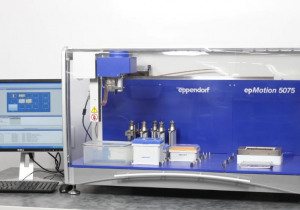 Gestore di liquidi Eppendorf epMotion 5075 con strumenti di erogazione a pinza e PC epBlue