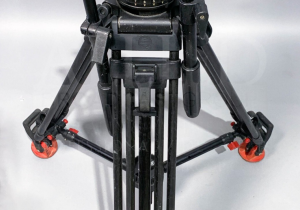 Sachtler Video 18 S with mid-level spreader