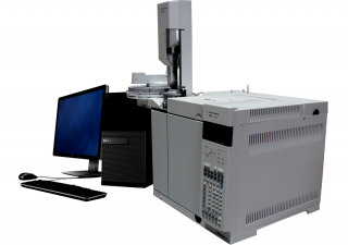 Cromatógrafo a gás Agilent 7890A com amostrador automático 7683B e detector FID