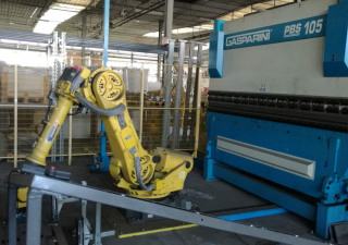 Robotinstallatie met kantpers Gasparini en robot Fanuc R-2000Ia 165F