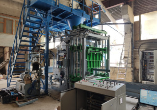 Stationaire machine voor het maken van betonblokken Sumab R-400