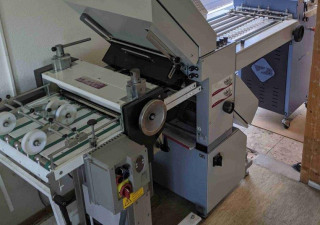 Folding machine MB Bäuerle CAS 38-4 PBA with bar creasing machine Bacciottini PITSTOP 36 L