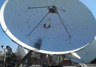 Antenna motorizzata per stazione terrestre in banda C da 13 metri usata