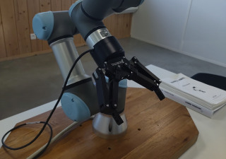industrial robot arm / bras robot UR3