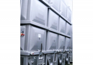 Gebruikte maischtank 25.000 liter met afvoerschroef, kubusvormig, verticaal in V2A
