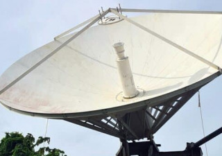 Antenna della stazione terrestre in banda C RSI da 9,2 m usata