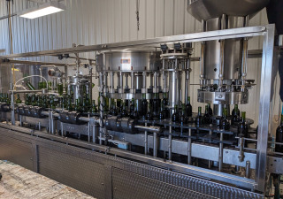 Línea de llenado de embotellado de vino Gai de 24 cabezas usada, 300 cajas por hora