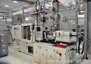 Macchina per lo stampaggio ad iniezione Arburg 470U Allrounder da 121 tonnellate con robot refrigeratori e granulatore per scarti